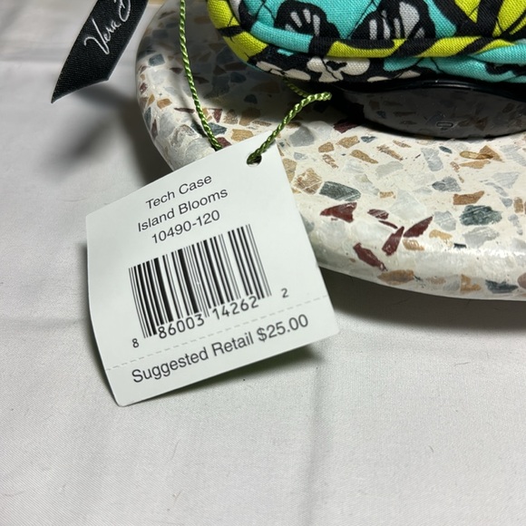 Vera Bradley tech case, wristlet. Island Bloom retired pattern. NWT. - Picture 2 of 4